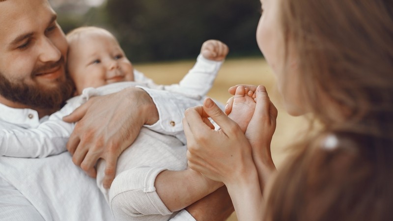 Med neprespanimi nočmi in prvimi nasmehi - Realno življenje mladih staršev